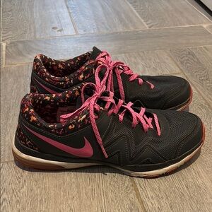 Nike Women's Black and Pink Athletic Shoes